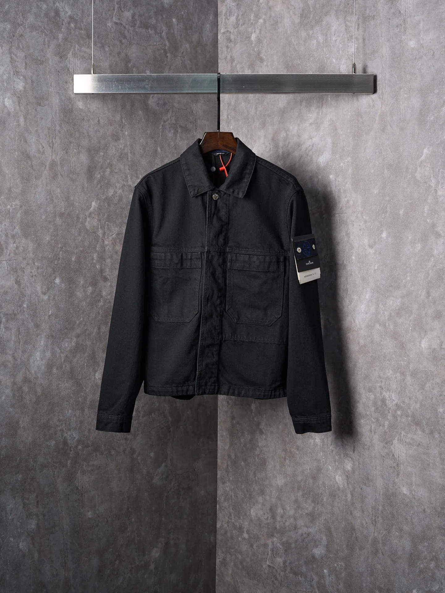 P510 Actual auction] Stonesland/Stone Island badge denim jacket [Ready stock] S M L Simple lines outline a neat silhouette and outline a casual and free style. The workwear gene is infused with luxury DNA. Simple charm and versatile charm. Imported machine embroidery technology is used. Advanced computer control system and precision mechanical parts are used to realize the Stonesland badge embroidery operation with high precision. The lines are smooth and delicate. The whole garment is washed with Zhongxiao. Use a special solution to remove stains and slight fading. Then use a strong washing method to fade the color and make it more uniform. The whole piece of clothing is stitched together using a clip-on machine. The clip-on machine can control the distance between the two needles by changing the needle position, achieving seamless splicing, smoothness, neatness, and a loose fit.
